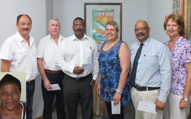 Vlnr is Hennie Ritter (Gansbaai Marine), Eben van der Merwe, Tommy Volkwyn,  Carina Nicholson, Tommy Wilson en Lanita Marais tydens die oorhandiging van hul donasies, met Mirriam Cekiso op die inlasfoto.